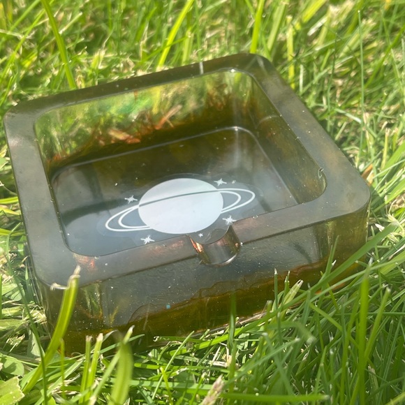 Resin made ash tray with alcohol ink - Picture 3 of 5